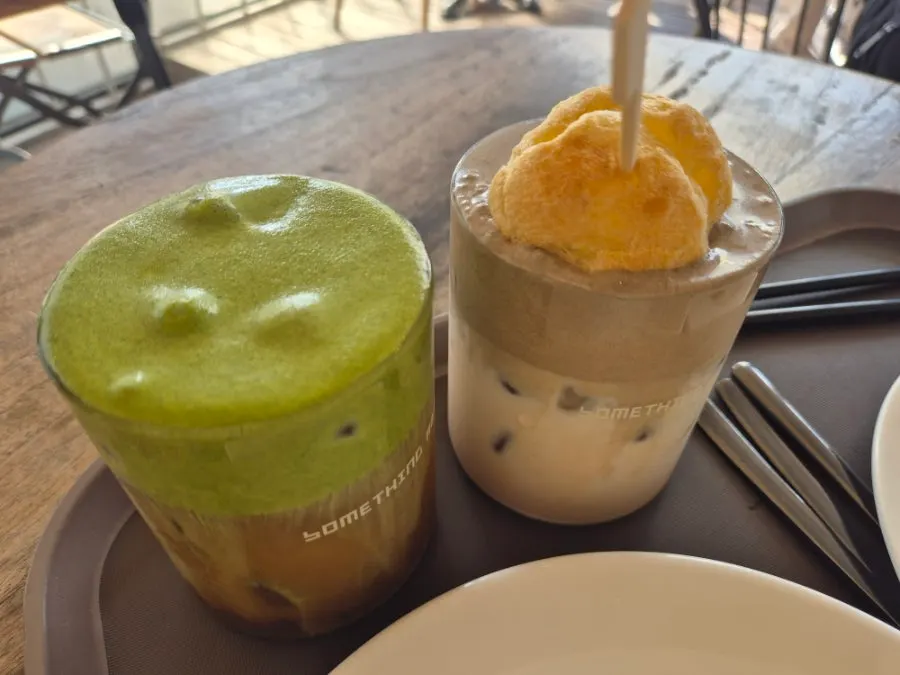 Dua gelas hojicha choux milk tea dan matcha cream cold brew