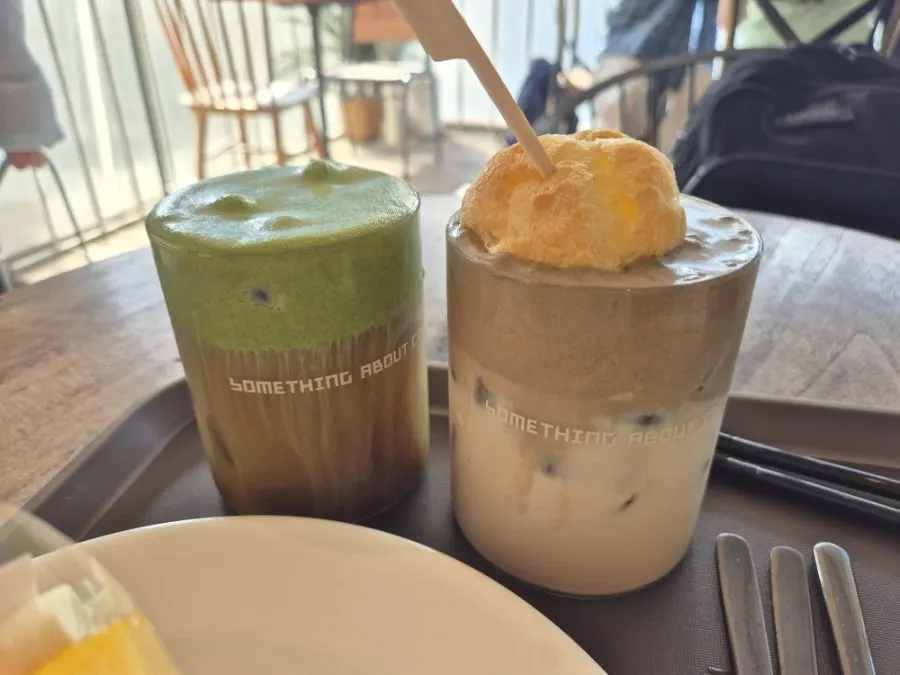 Close-up hojicha choux milk tea dengan vanilla ice sugar