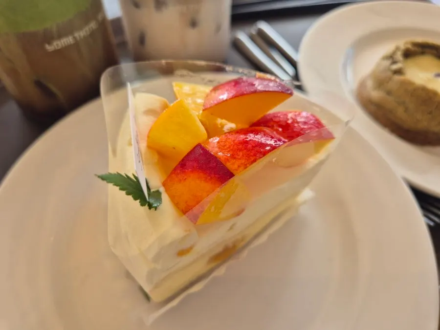 Peach cheesecake dengan peach di atasnya