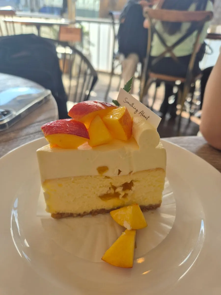 Potongan cheesecake dengan peach jam kelihatan