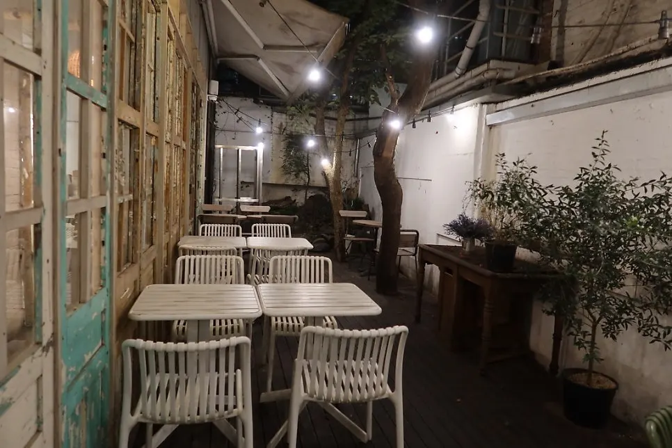 썸띵어바웃커피 2층 테라스 반대편 실내 좌석
