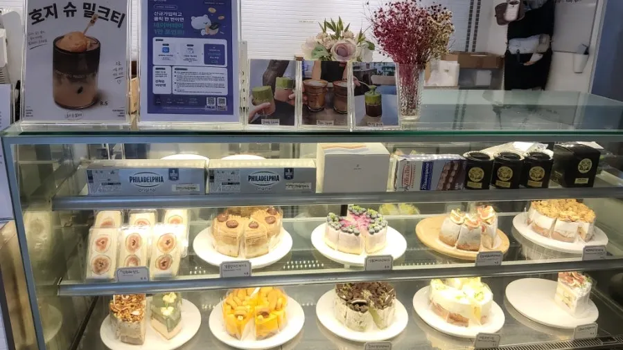 Showcase with various cheesecakes