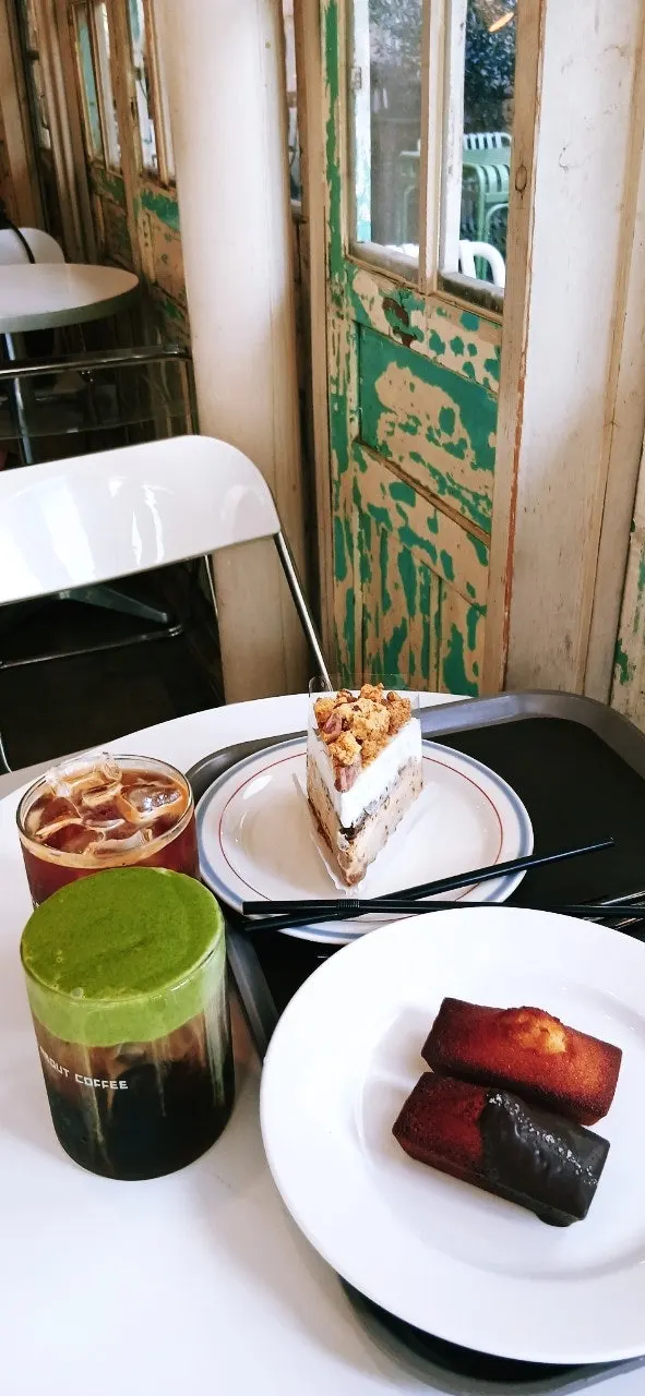Table setting for two at the café