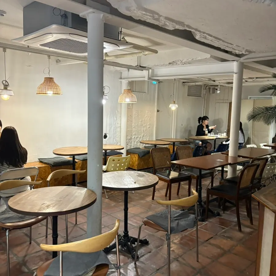 썸띵어바웃커피 내부 좌석
