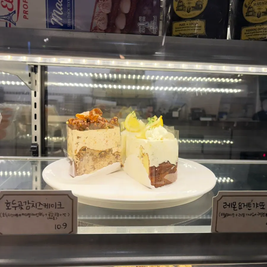 마카롱과 스콘, 과일산도 진열대