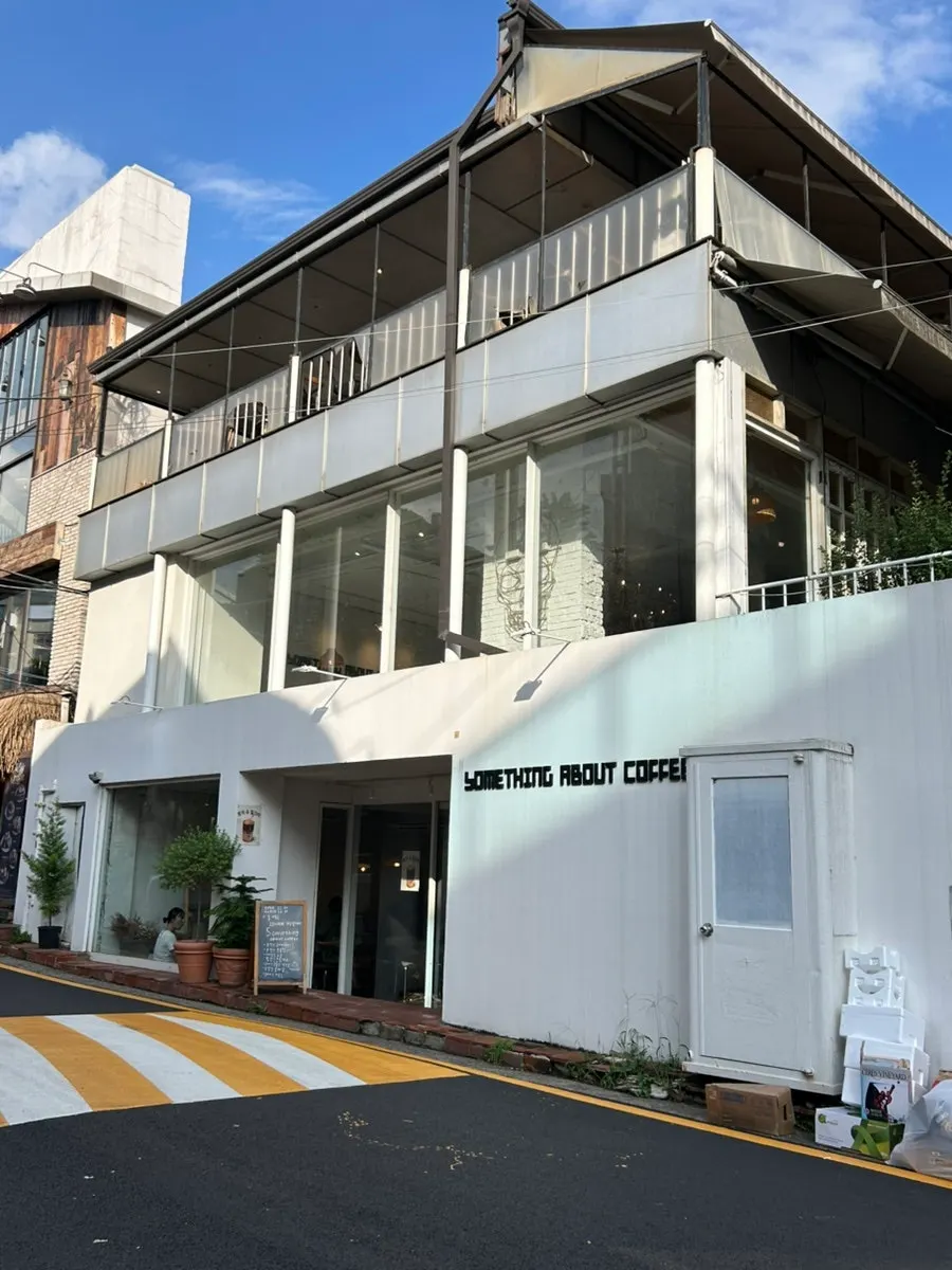 Building exterior of Something About Coffee near Sinnonhyeon Station