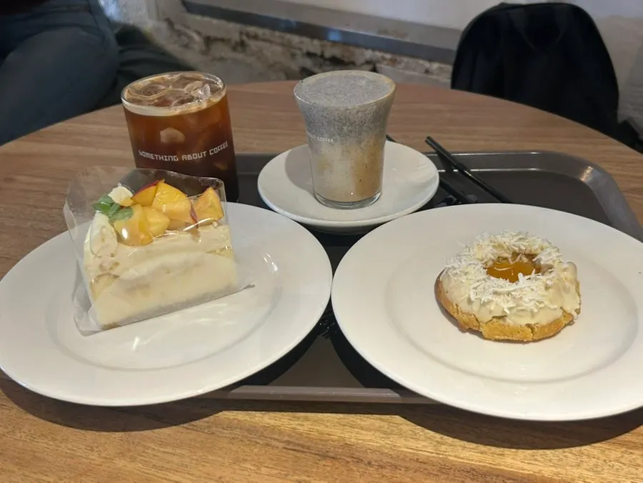 Full shot of peach cheesecake with two drinks