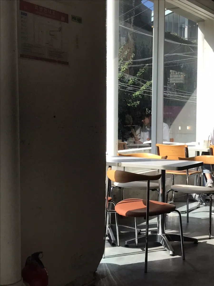 채광이 좋은 매장 내부 창가