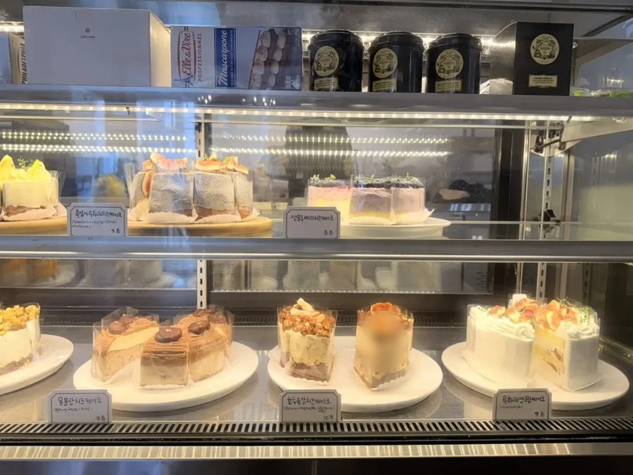 Fig cake and cheesecake displayed in the showcase