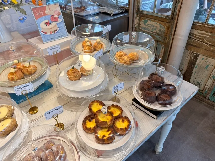 Cookie display including lemon earl grey cookies