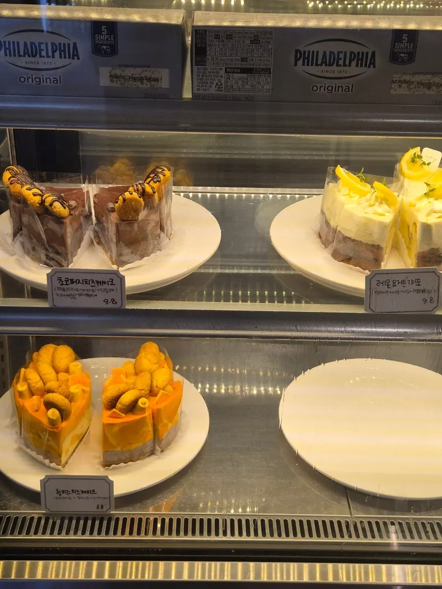 Showcase with cheesecakes on display