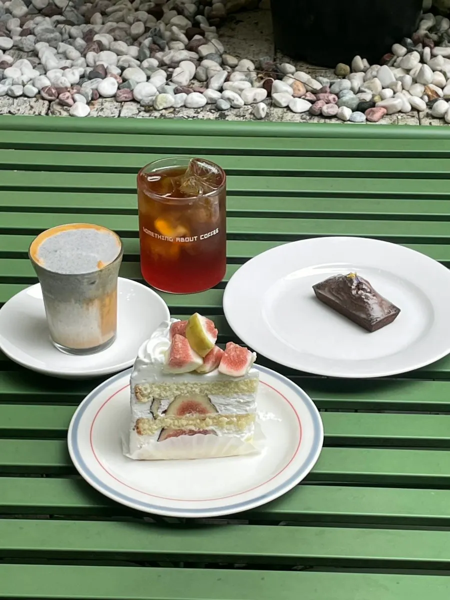 Table set with the ordered desserts and drinks