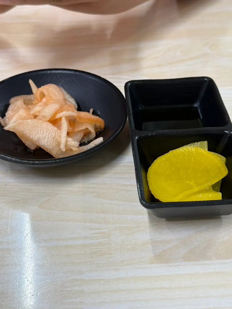 반찬 무가 담긴 접시