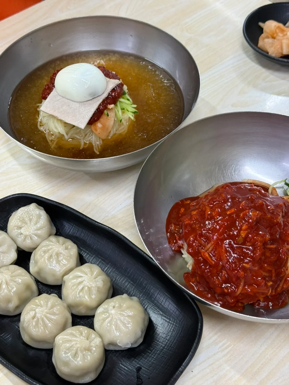 물밀면 비빔밀면 만두 함께 놓인 상차림