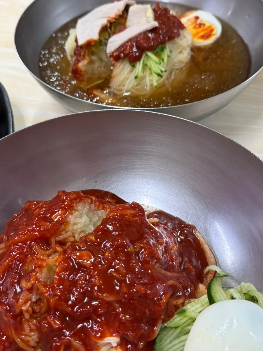 양념장 올린 비빔밀면 위쪽 모습