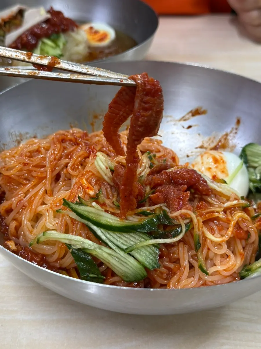 삭힌가오리회 올린 비빔밀면