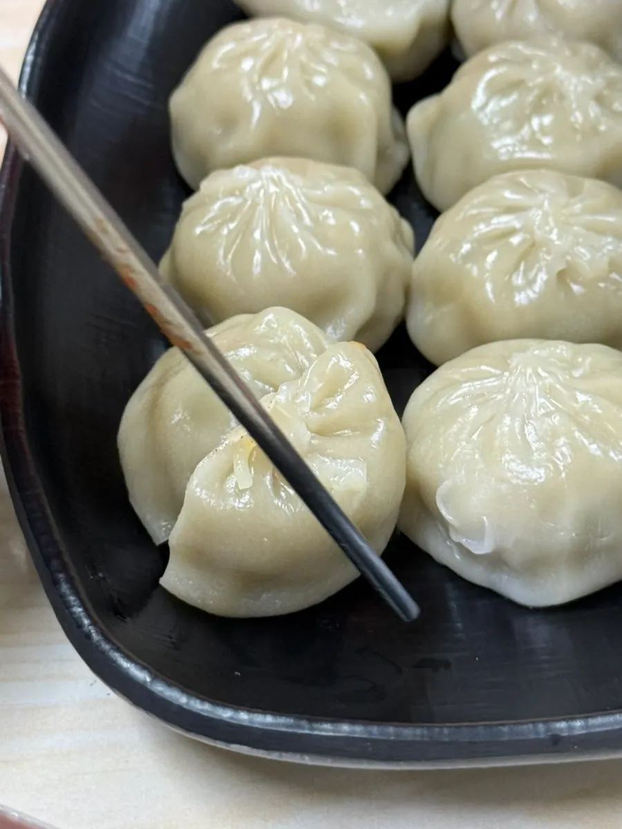 밀면과 곁들인 만두 한 알