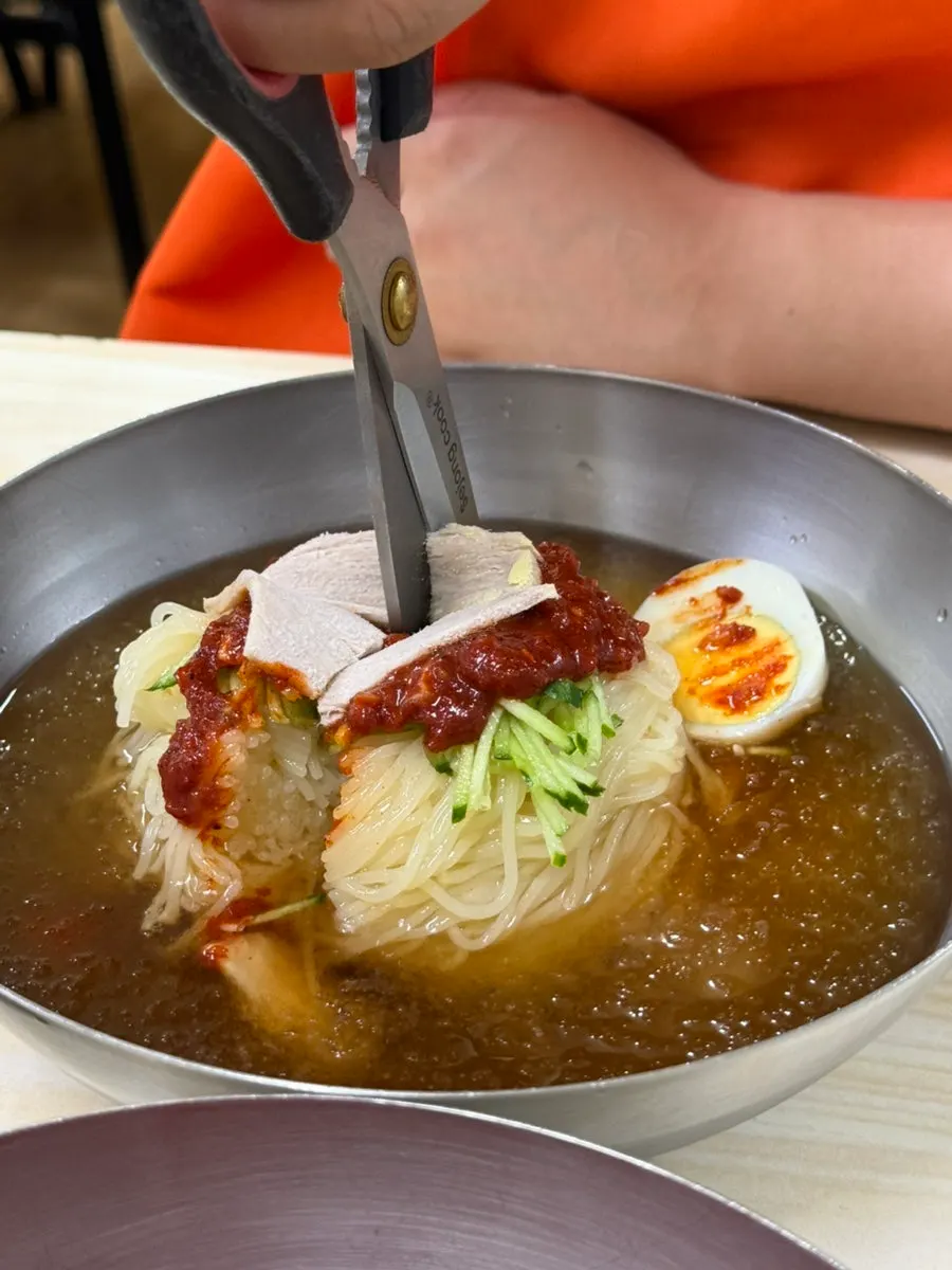 만두와 물밀면, 반찬 무를 함께 담은 한입