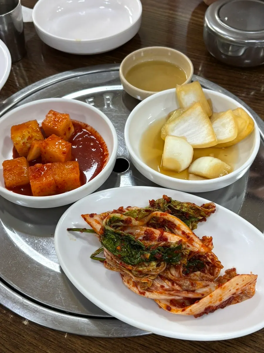 매장에 걸린 뼈다귀 김치찜 사진