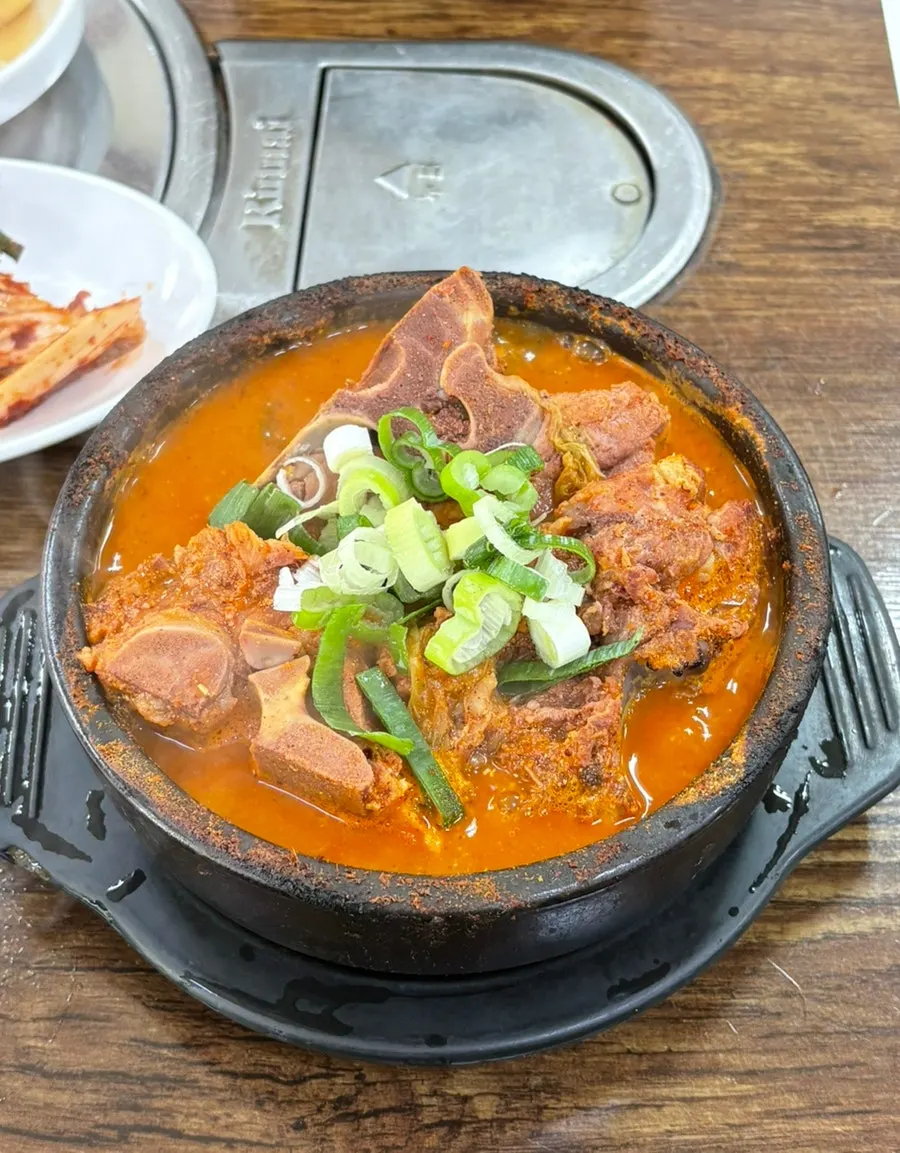 고기 찍어 먹는 겨자소스와 반찬