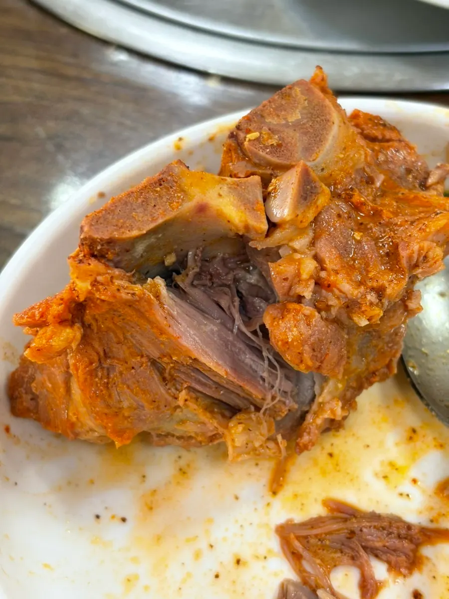 진한 뼈해장국 국물 한 숟갈