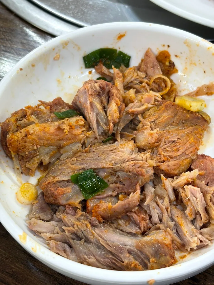 앞접시에 덜어 살 발라낸 뼈
