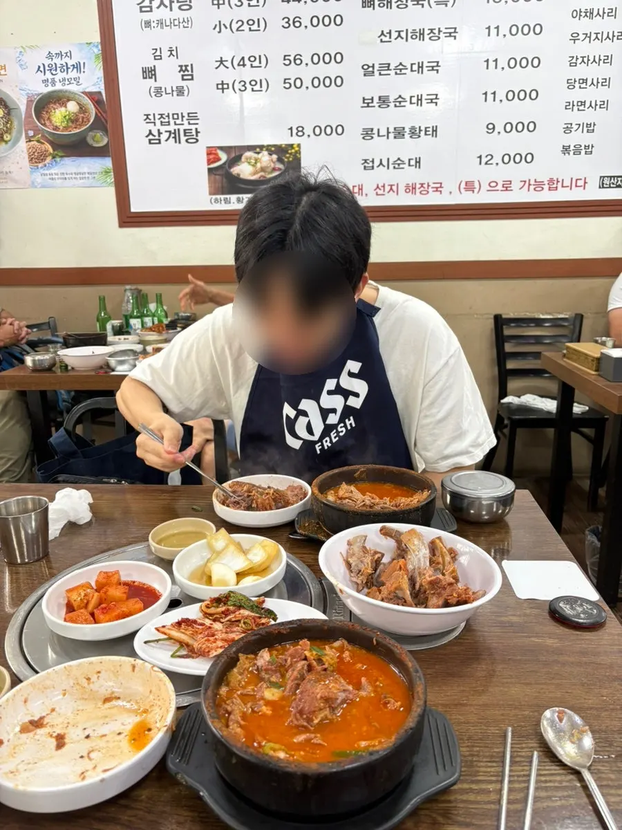 덩어리째 발려 나온 뼈 고기