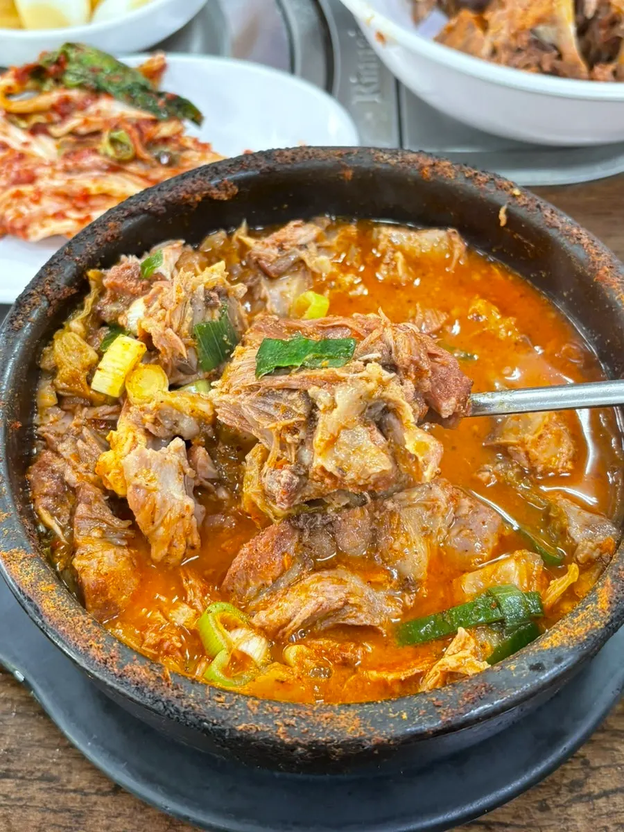 뼈에서 살을 발라내는 모습