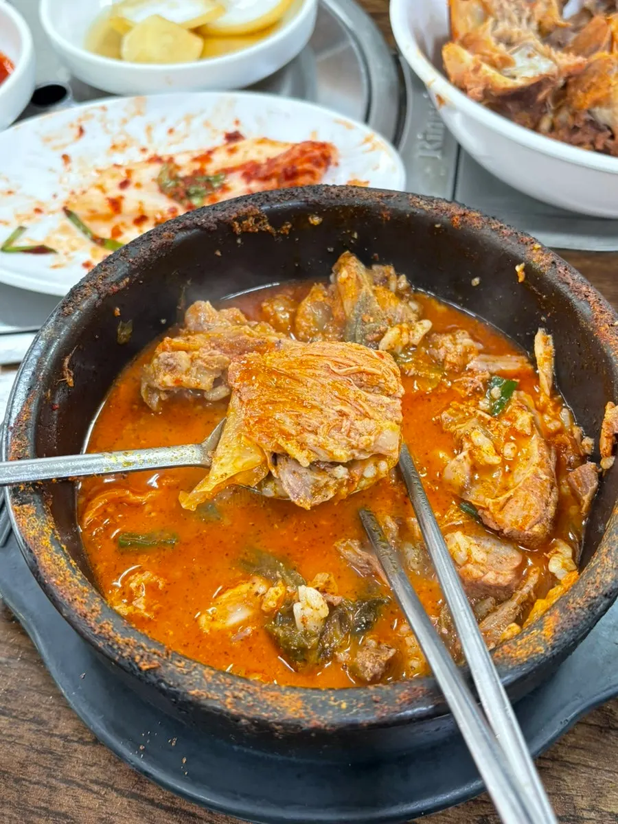 겉절이에 올린 뼈해장국 고기