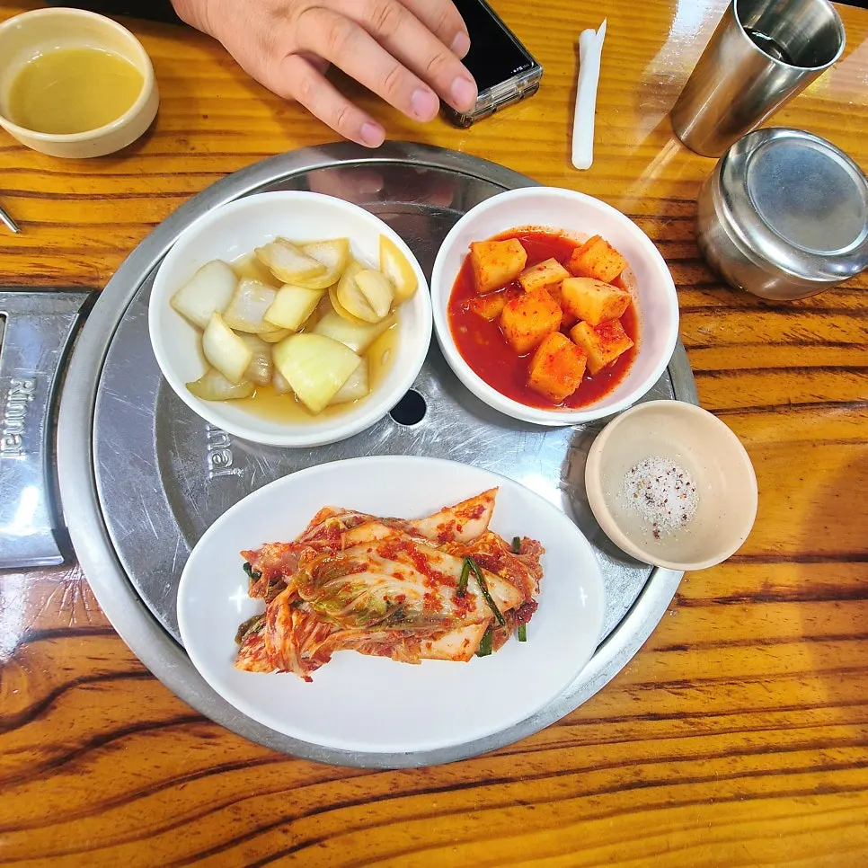 김치와 깍두기가 놓인 테이블