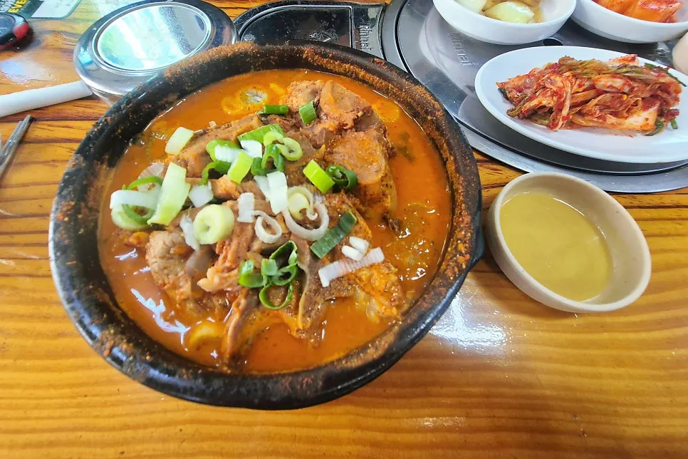 뚝배기에 담겨 나온 뼈해장국 상차림