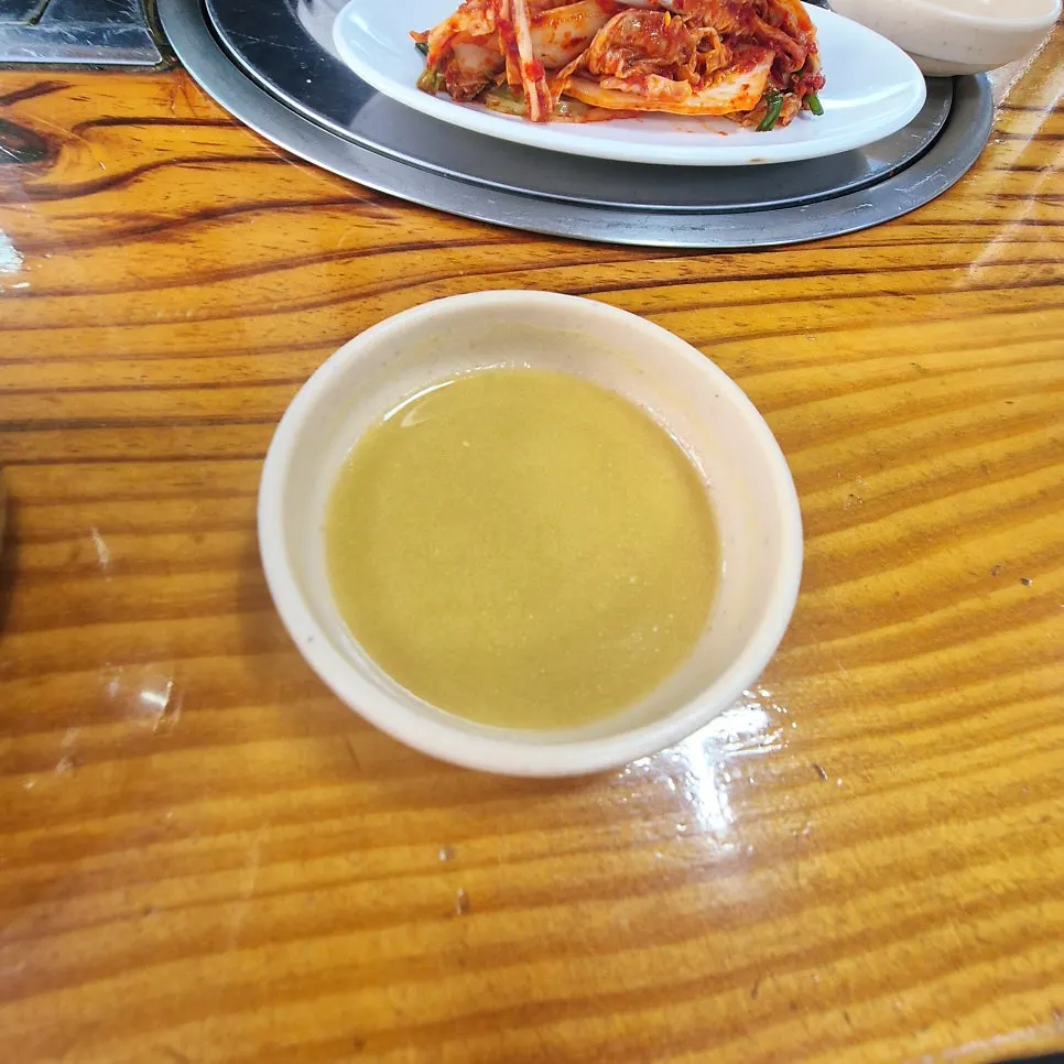 젓가락으로 뼈에 붙은 살을 발라낸 모습