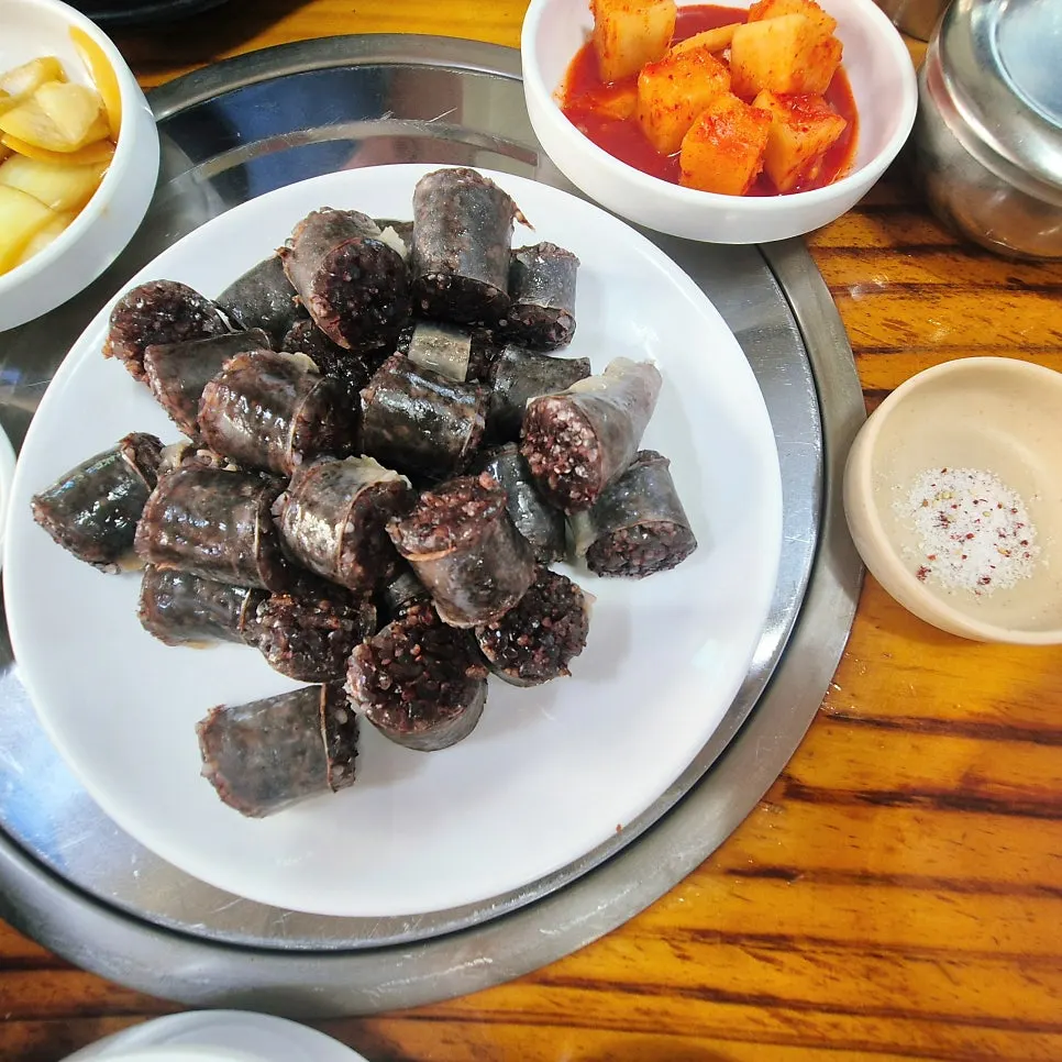 넉넉하게 담겨 나온 순대 한접시
