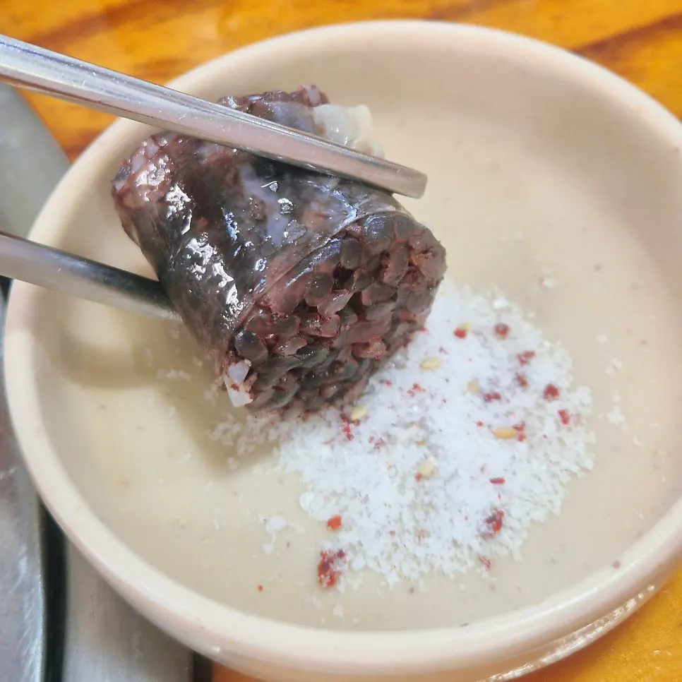 소금에 찍어 먹는 순대