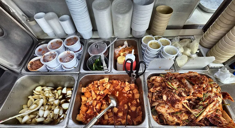 김치와 장아찌가 놓인 셀프 반찬바
