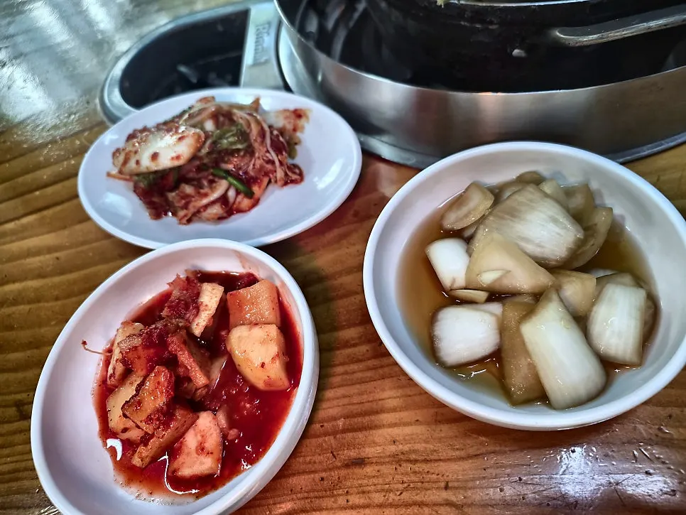 셀프바에서 담아온 기본 반찬 접시