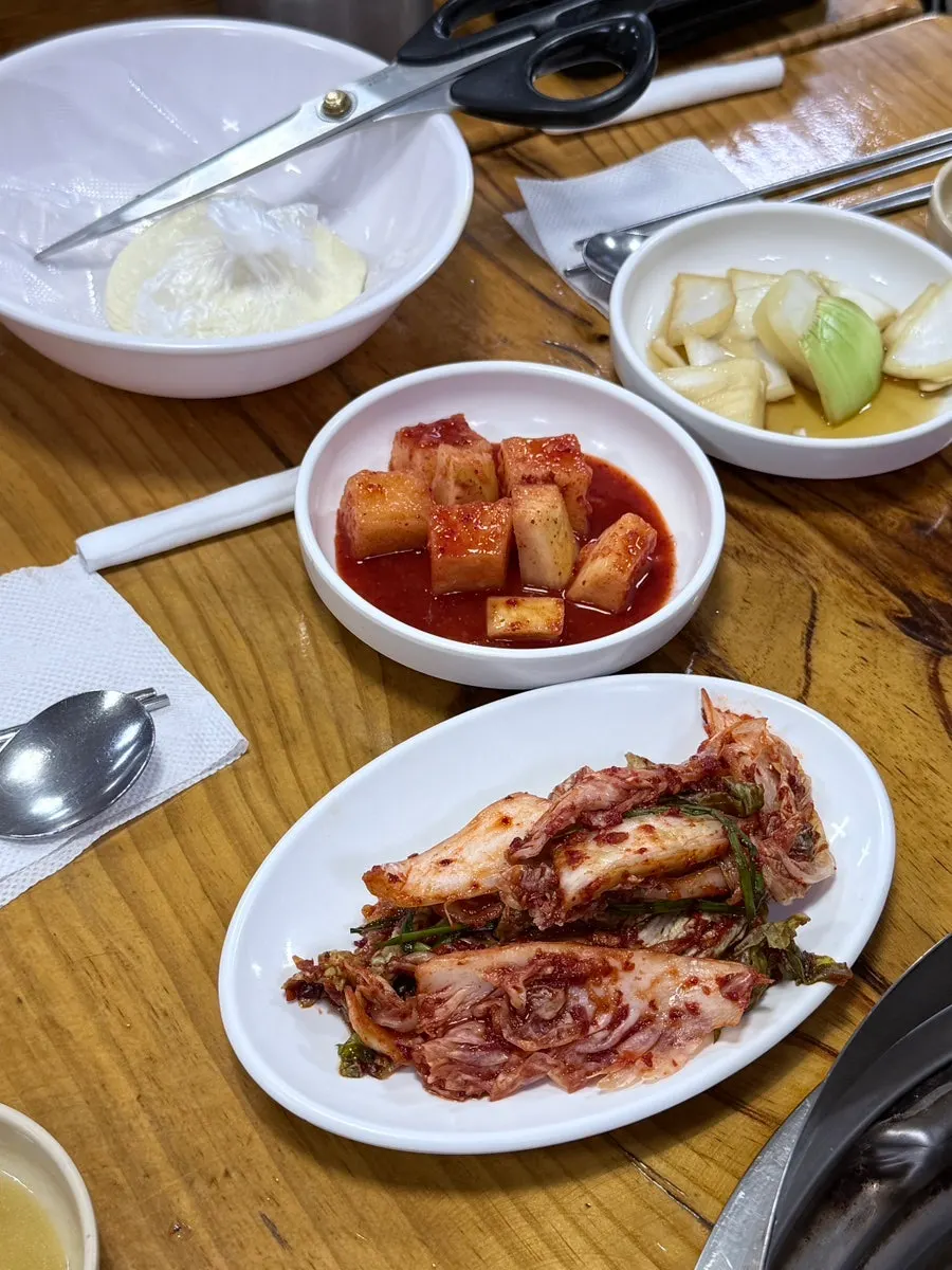 Kimchi and kkakdugi served as side dishes