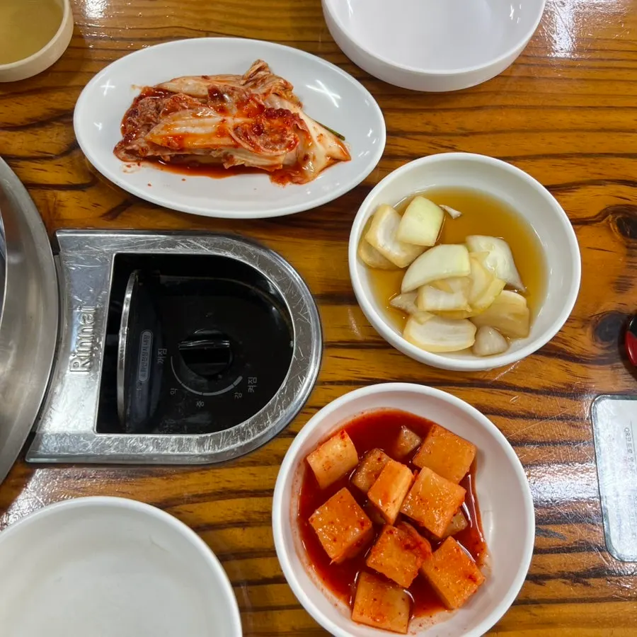 테이블이 많은 넓은 매장 내부