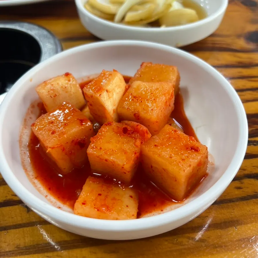 점심시간 손님이 있는 홀 좌석