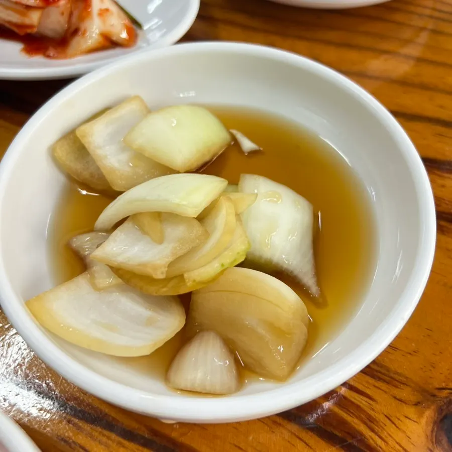 기본으로 나온 신선한 반찬 상차림