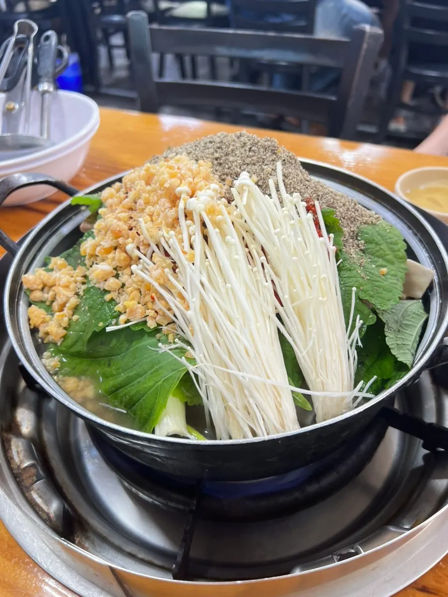 깻잎과 팽이버섯, 우거지가 가득한 감자탕 소 사이즈