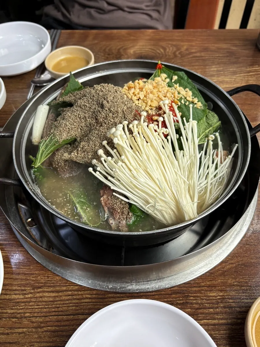 A pot of small-size gamjatang piled high with perilla seeds