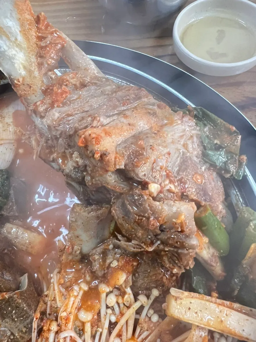 직접 떼어 넣은 수제비가 들어간 감자탕 냄비