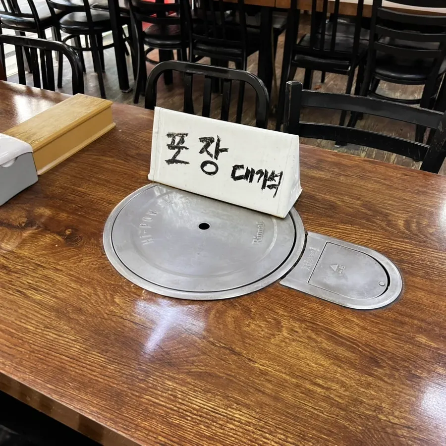 감자탕과 밥, 반찬이 놓인 테이블