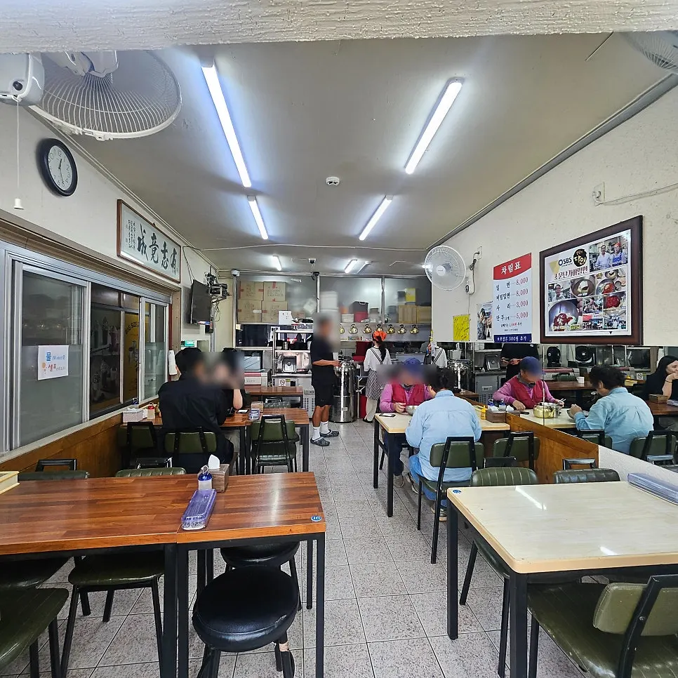 Table inside Somunnan Gaya Milmyeon Busan City Hall Branch