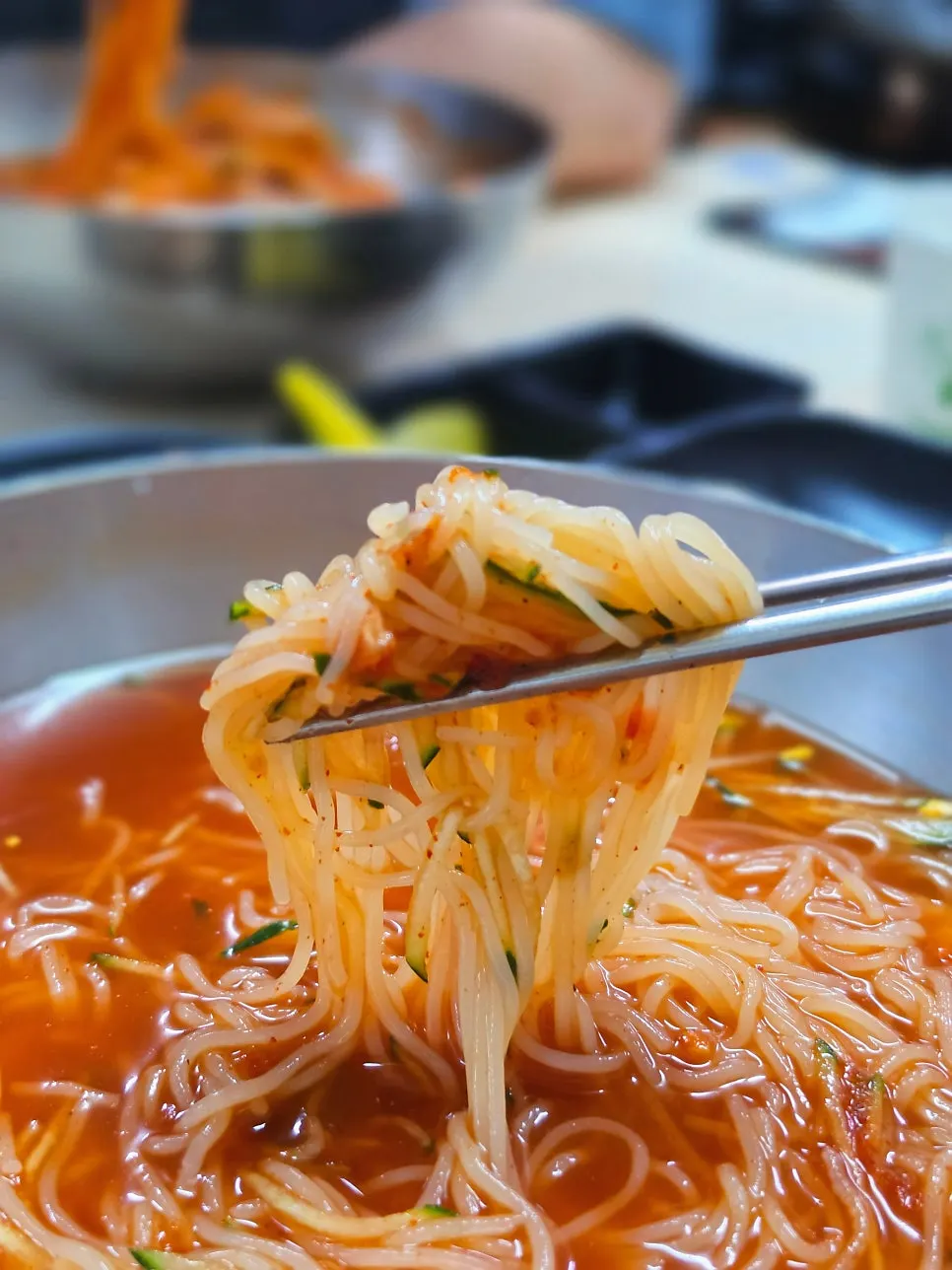 Water milmyeon broth turned red after mixing in chili sauce
