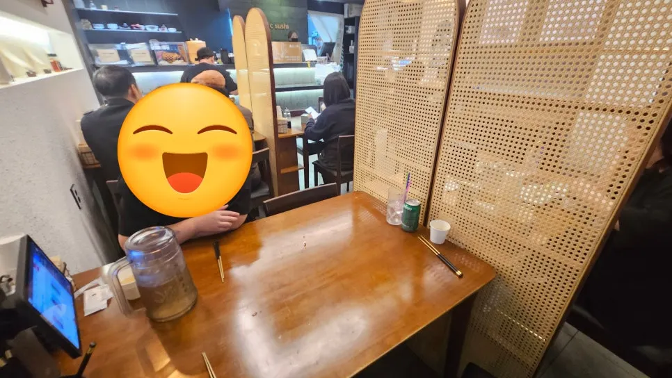 파티션이 있는 손시스시 테이블 좌석