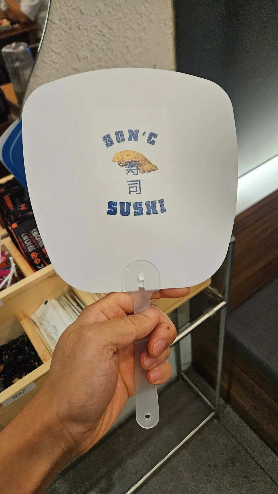 가글과 물티슈 등이 놓인 비치대