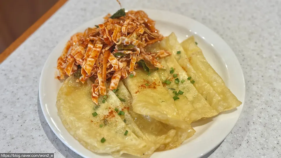A full spread of kalguksu at Songa Kalguksu near Eunpyeong Station