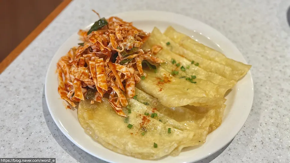 A plate of bibim-mandu at Songa Kalguksu